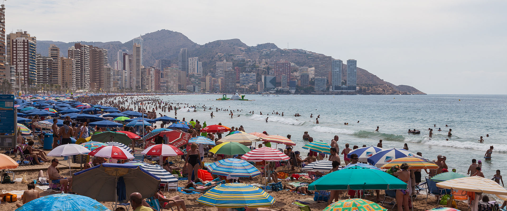 1920px-Playa_de_Levante%2C_Benidorm%2C_E