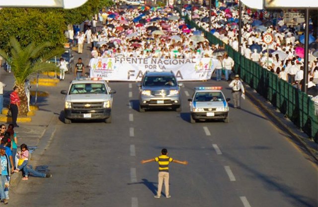 Ragazzino-ferma-la-manifestazione-omofob