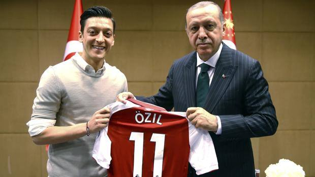Ozil incontra Erdogan: invito al matrimonio per fargli da testimone