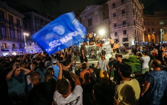 Napoli's supporters celebrate in downtown Naples after Napoli won the TIM Italian Cup (Coppa Italia) final football match Napoli vs Juventus on June 17, 2020, played at the Olympic stadium in Rome behind closed doors as the country gradually eases the lockdown aimed at curbing the spread of the COVID-19 infection, caused by the novel coronavirus. (Photo by Carlo Hermann / AFP) (Photo by CARLO HERMANN/AFP via Getty Images)