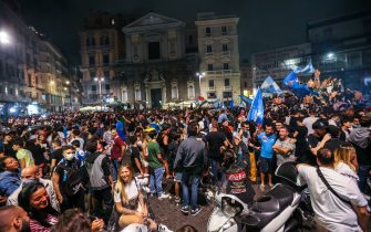 Napoli's supporters celebrate in downtown Naples after Napoli won the TIM Italian Cup (Coppa Italia) final football match Napoli vs Juventus on June 17, 2020, played at the Olympic stadium in Rome behind closed doors as the country gradually eases the lockdown aimed at curbing the spread of the COVID-19 infection, caused by the novel coronavirus. (Photo by Carlo Hermann / AFP) (Photo by CARLO HERMANN/AFP via Getty Images)