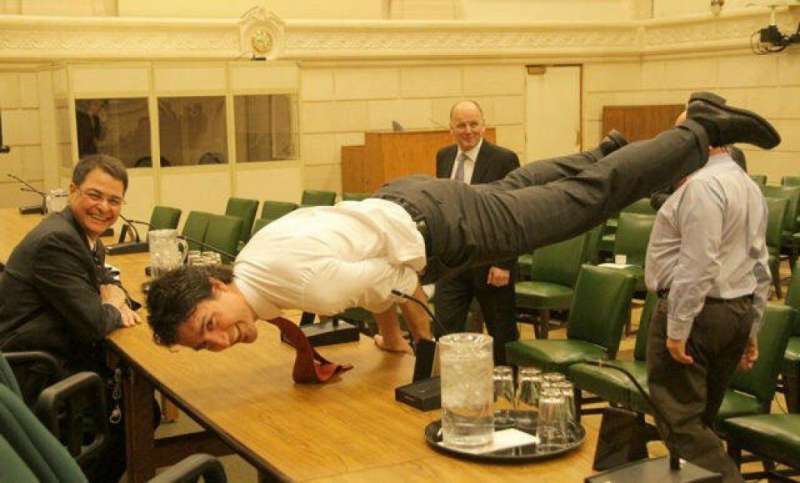 justin-trudeau-fa-yoga-all-incontro-con-