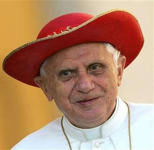 Liberticida: I berretti di Papa Ratzinger - Hat Moment
