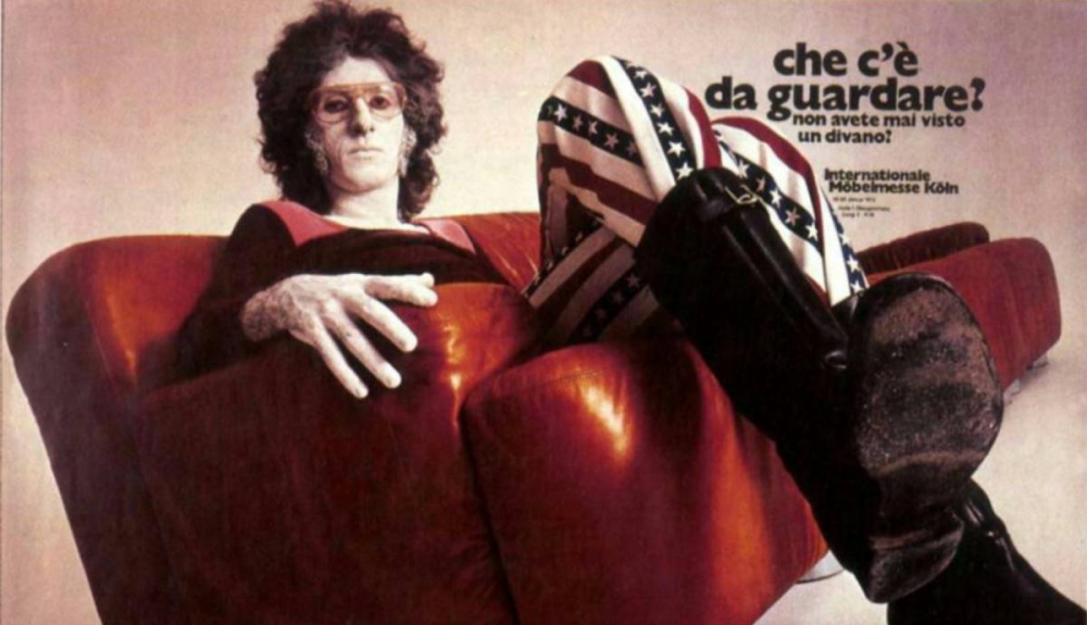 Battiato divano.jpg
